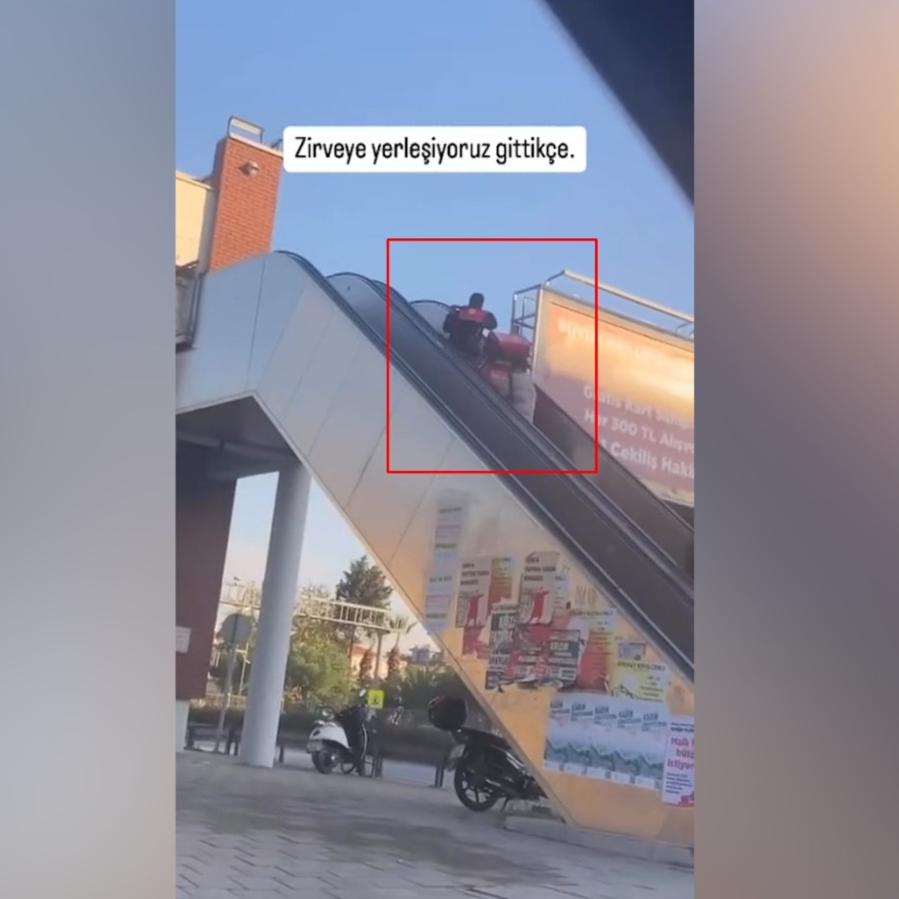 Dikkat! Yürüyen merdivende motosikletli var