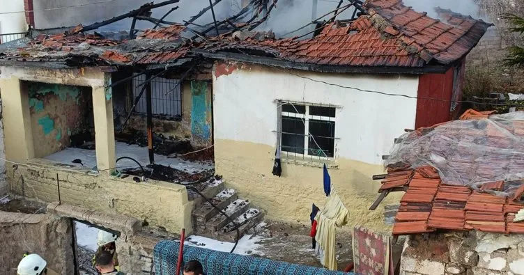 Dumanlar arasında kalan evde büyük hasar