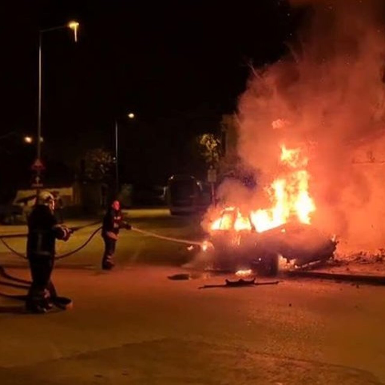 Eve çarpan otomobil alev aldı, 4 kişi yanarak öldü!