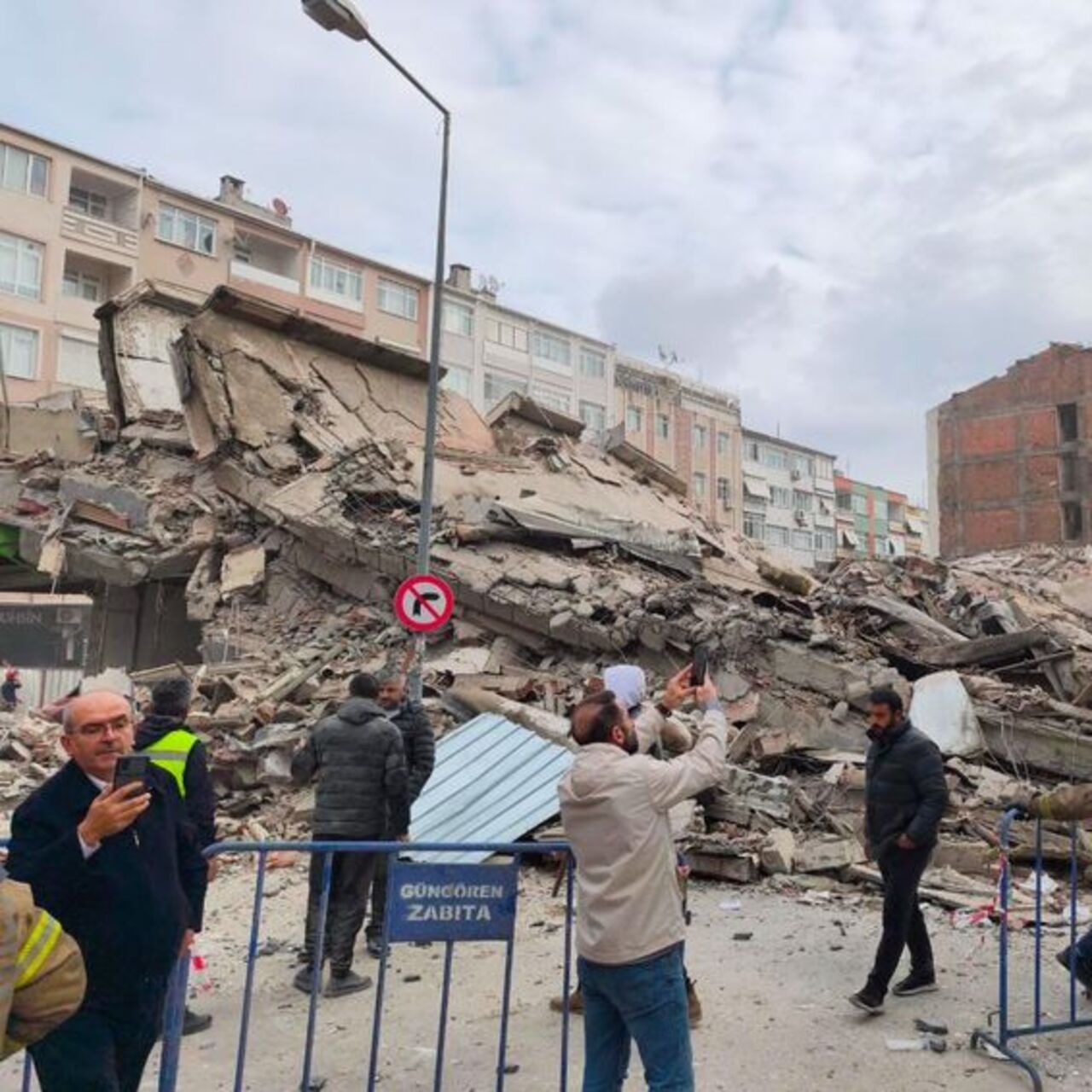 Güngören’de bina çöktü!