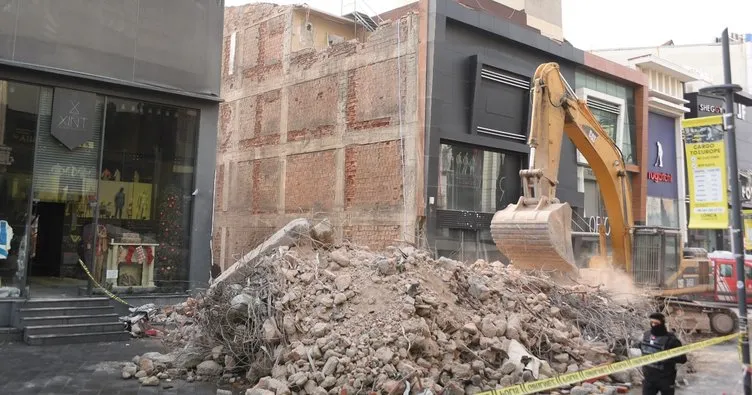 Güngören’de çöken binada enkaz altında kalan işçinin cansız bedenine ulaşıldı!