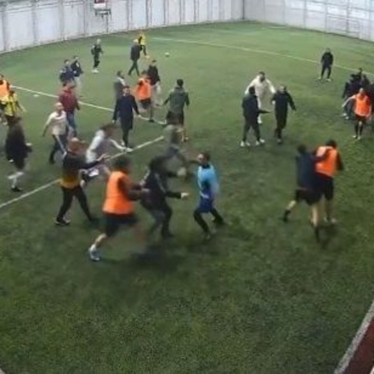 Halı sahadaki kavga kamerada