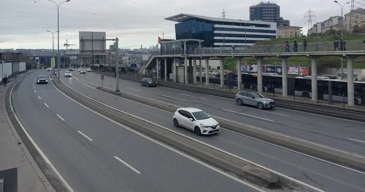 İBB’nin 20 yıl ömür biçtiği beyaz yol dökülmeye başladı