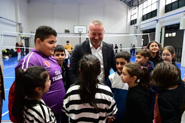 Karacabey Belediyesi’nden Okullara Spor Desteği Devam Ediyor