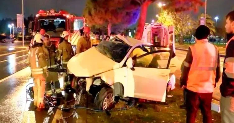 Kontrolden çıkan araç refüjdeki ağaca çarptı: 2 kişi yaralandı