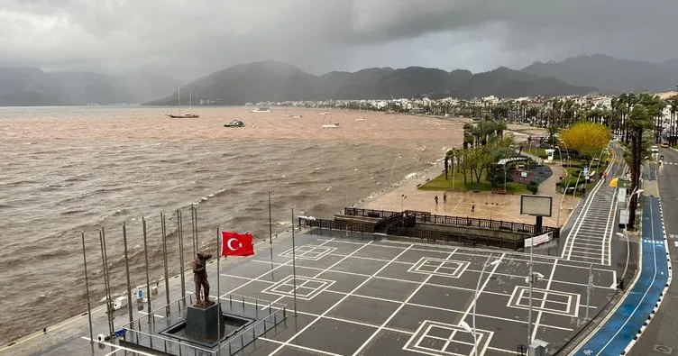 Marmaris’te etkili yağış: Körfezin rengi değişti