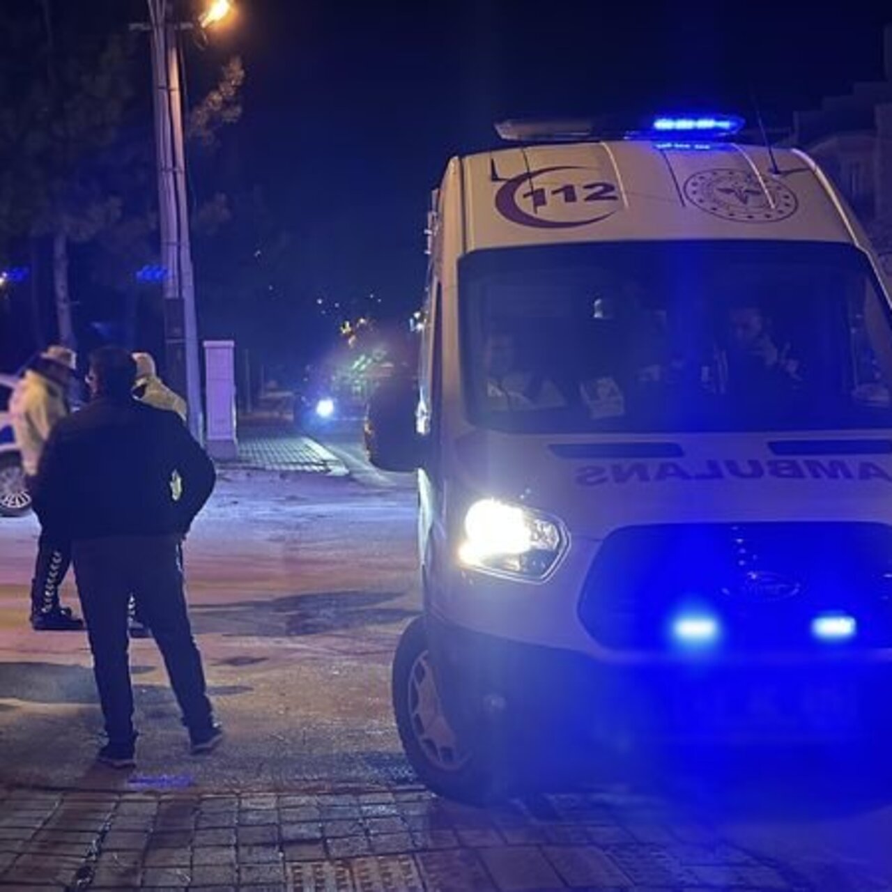 Motosikletlinin çarptığı polis yaralandı