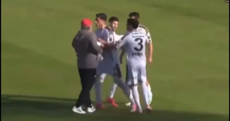 Mustafa Reşit Akçay, saha ortasında oyuncusuyla tartışı!