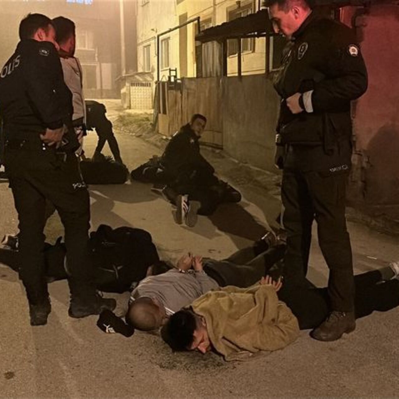 Ölen arkadaşlarının ailesiyle kavga ettiler: 7 gözaltı