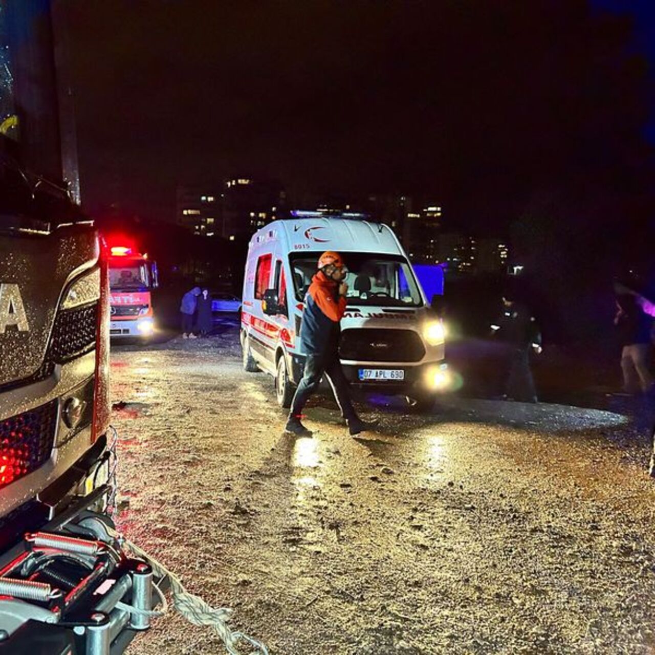 Otomobil falezlerden denize düştü