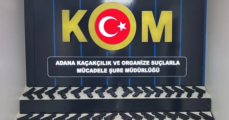 Otomobilin tamponundan ve konsolundan 50 adet silah çıktı