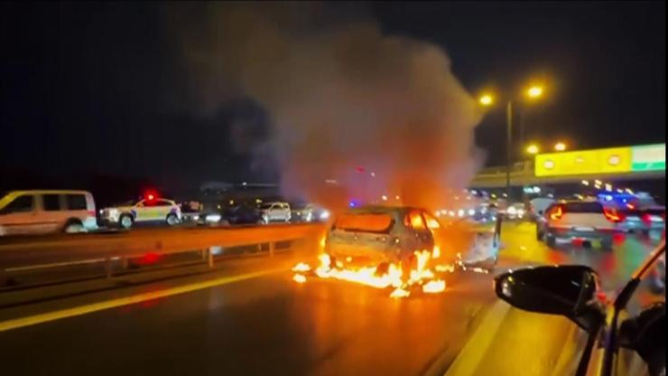 SON DAKİKA | İŞTE O ANLAR: TEM’de araç yandı, trafik durdu…