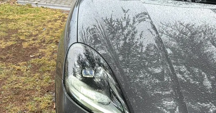 Sıfır kilometre Porsche ayıplı çıktı! 16 milyonluk araçta şemsiyeli yolculuk