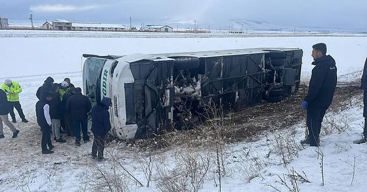 Son dakika: Kars’ta yolcu otobüsü şarampole devrildi! Çok sayıda ekip sevk edildi!