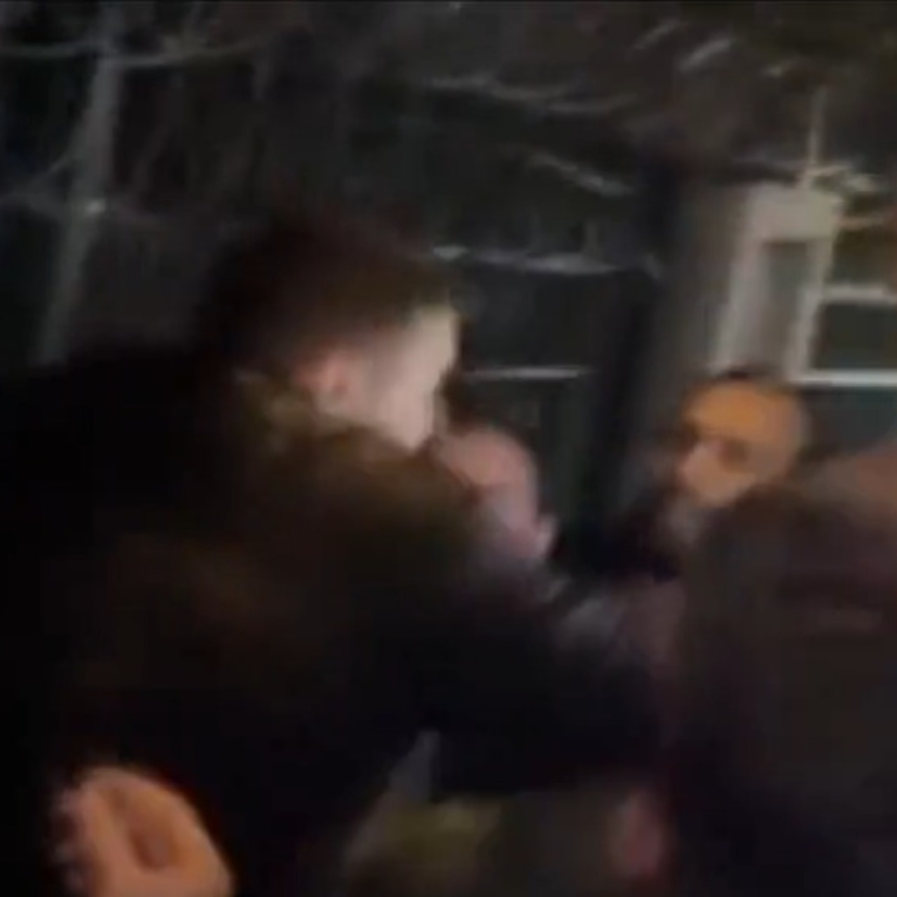 Uzayan kavgayı biber gazı bitirdi!