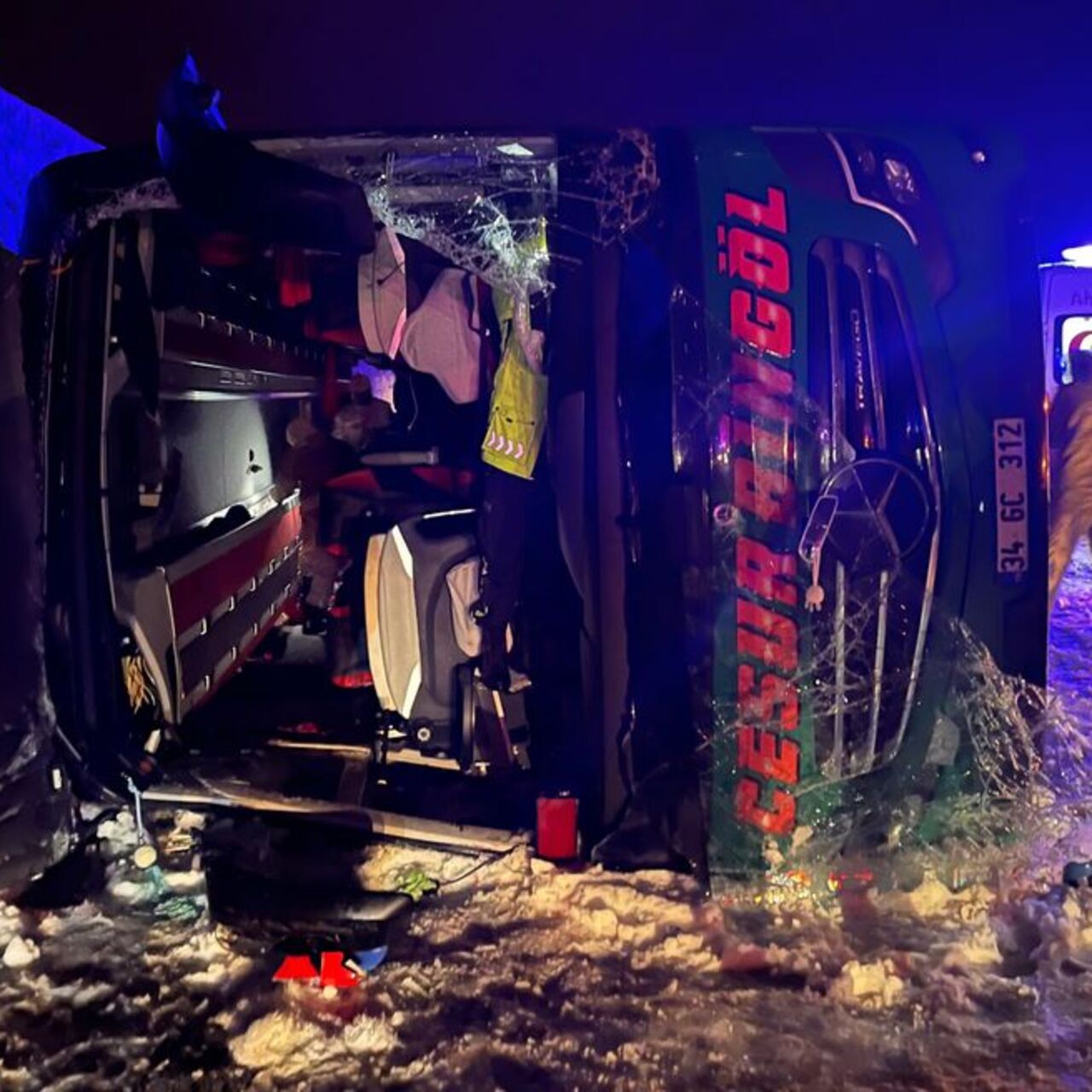 Yolcu otobüsü devrildi: 2 ölü, 16 yaralı