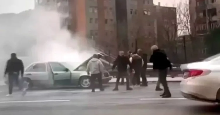 Yolda seyir halindeyken yanan otomobili sürücüler pet şişeleri ile söndürdü