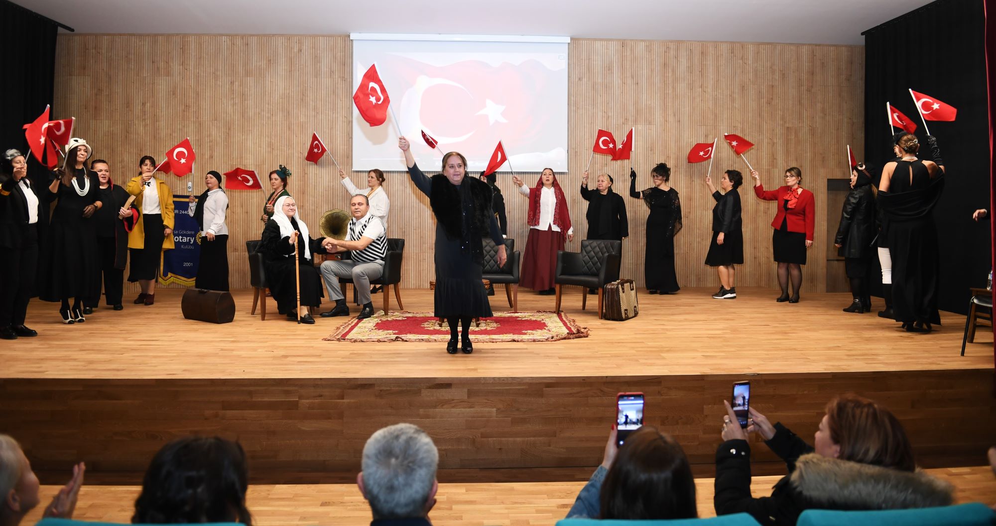 "Zamansız Kadınlar" oyunu Osmangazi’de sahne aldı