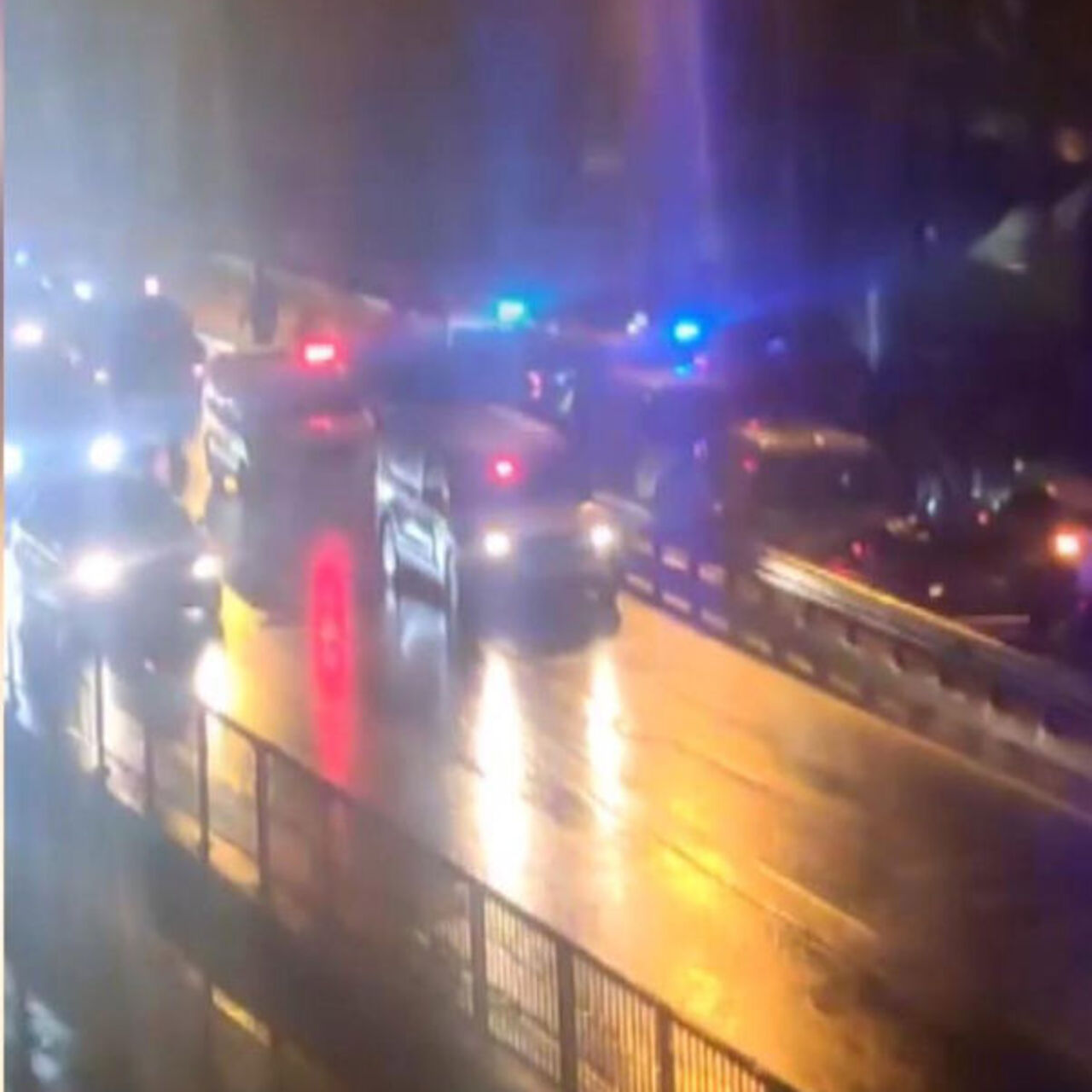 Çakarlı otomobil polis araçlarına çarptı