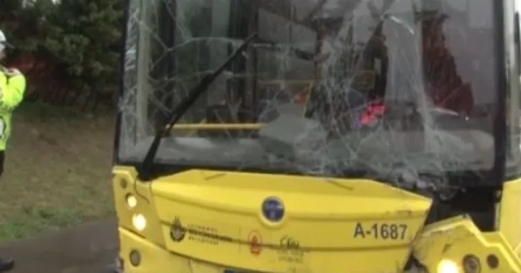 Kontrolden çıkan İETT otobüsü aydınlatma direği ile reklam panosuna çarptı