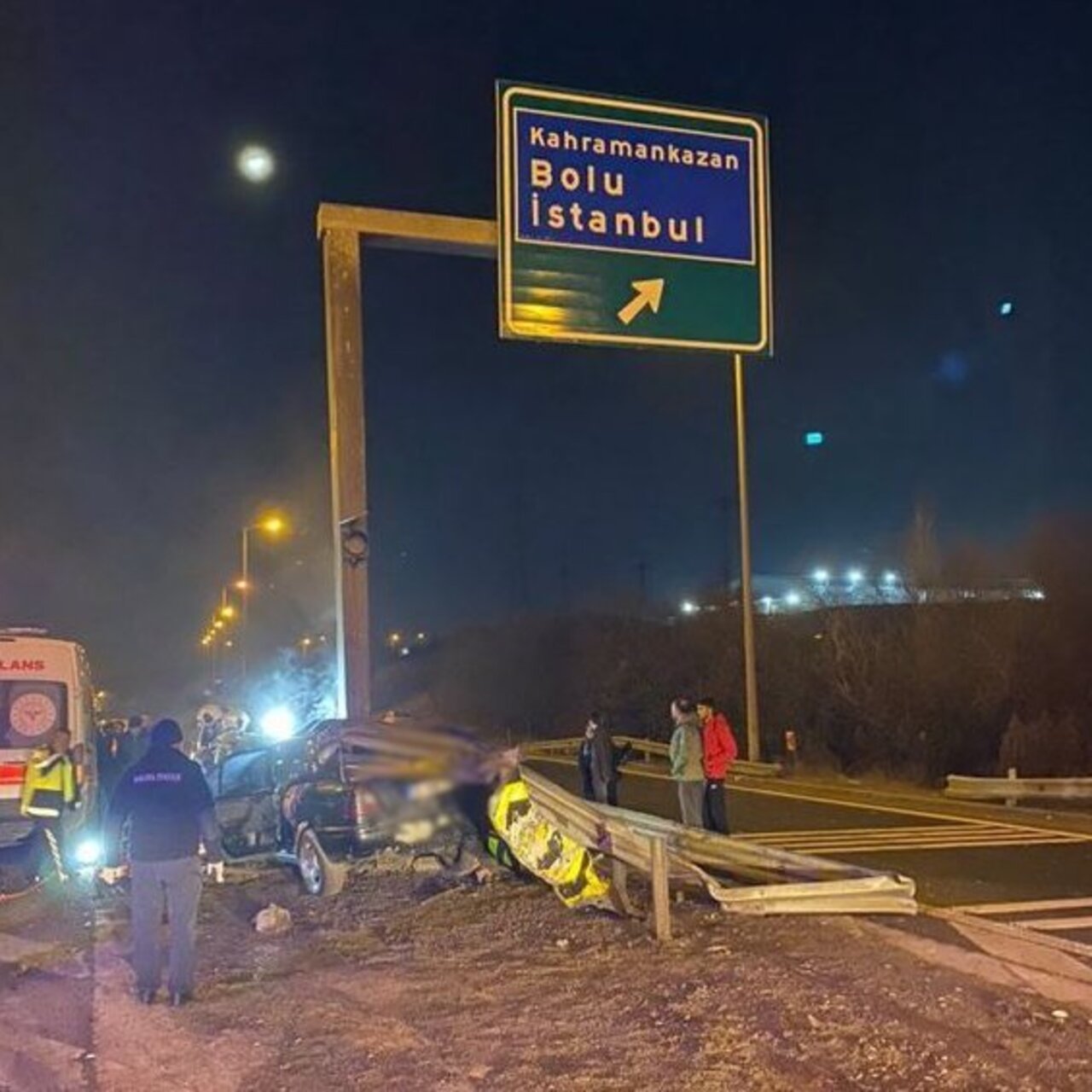 Otomobil direğe çarptı, sürücü öldü