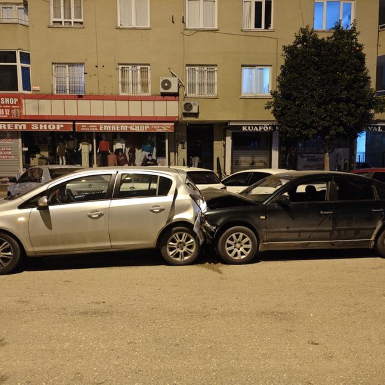 Otomobil park halindeki 5 araca çarptı: 3 yaralı