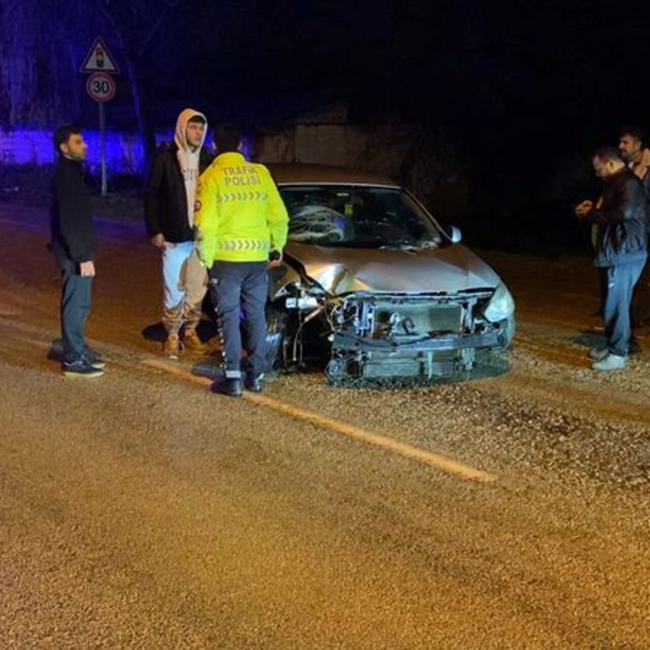 Otomobil refüje çarpıp karşı şeride geçti