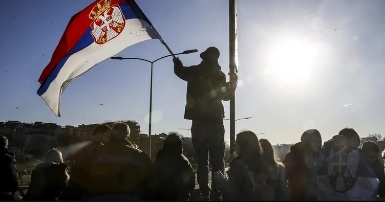 Sırbistan’da binlerce kişi sokağa dökülmüştü: O kişi istifasını verdi