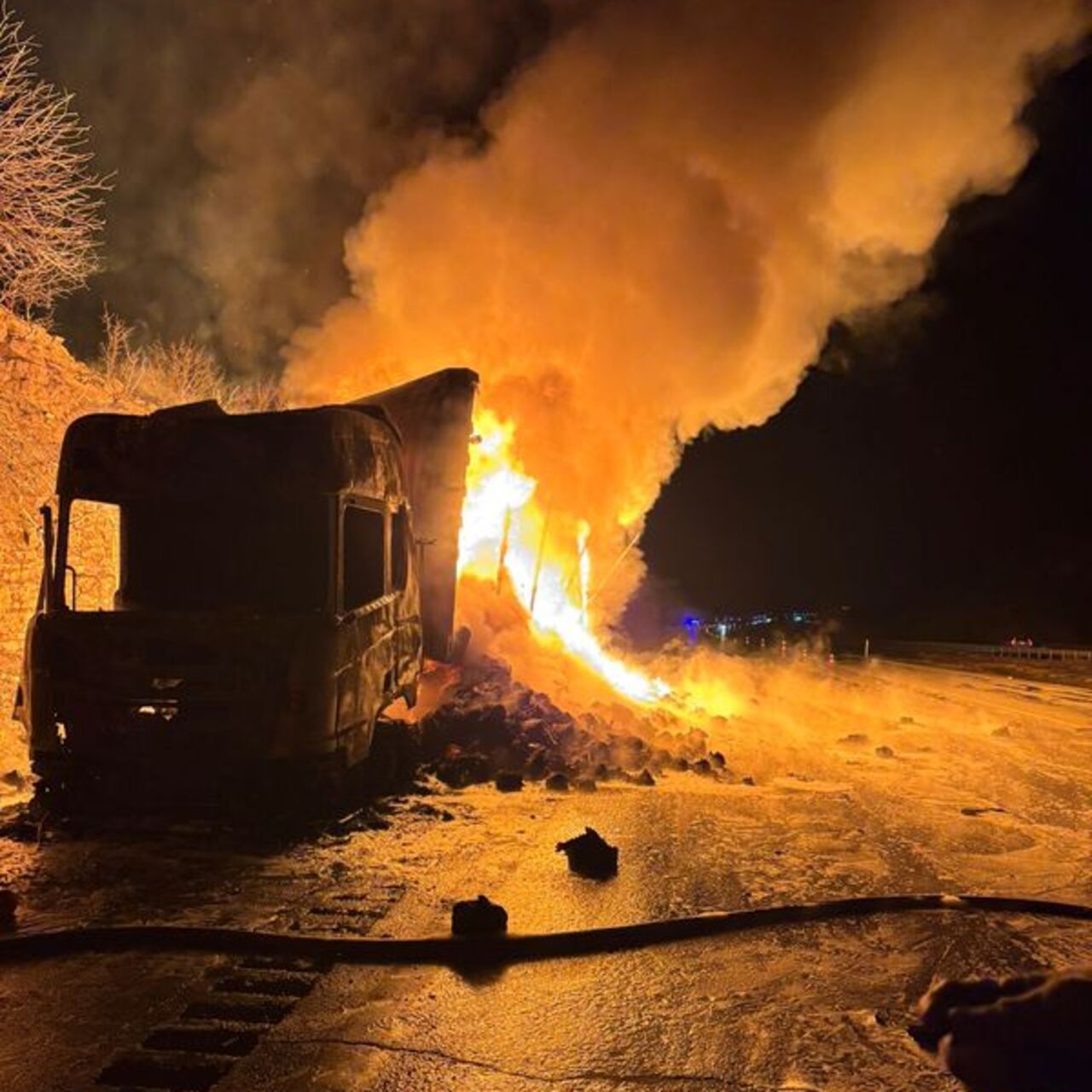 Tekstil malzemesi yüklü TIR, alev alev yandı