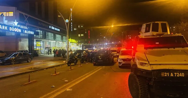 Düğün salonu önünde silahlı ve bıçaklı kavga! 3 kişi yaralandı