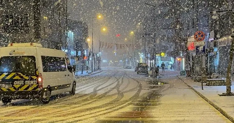Düzce’de kar yağışı kent genelinde etkisini artırdı