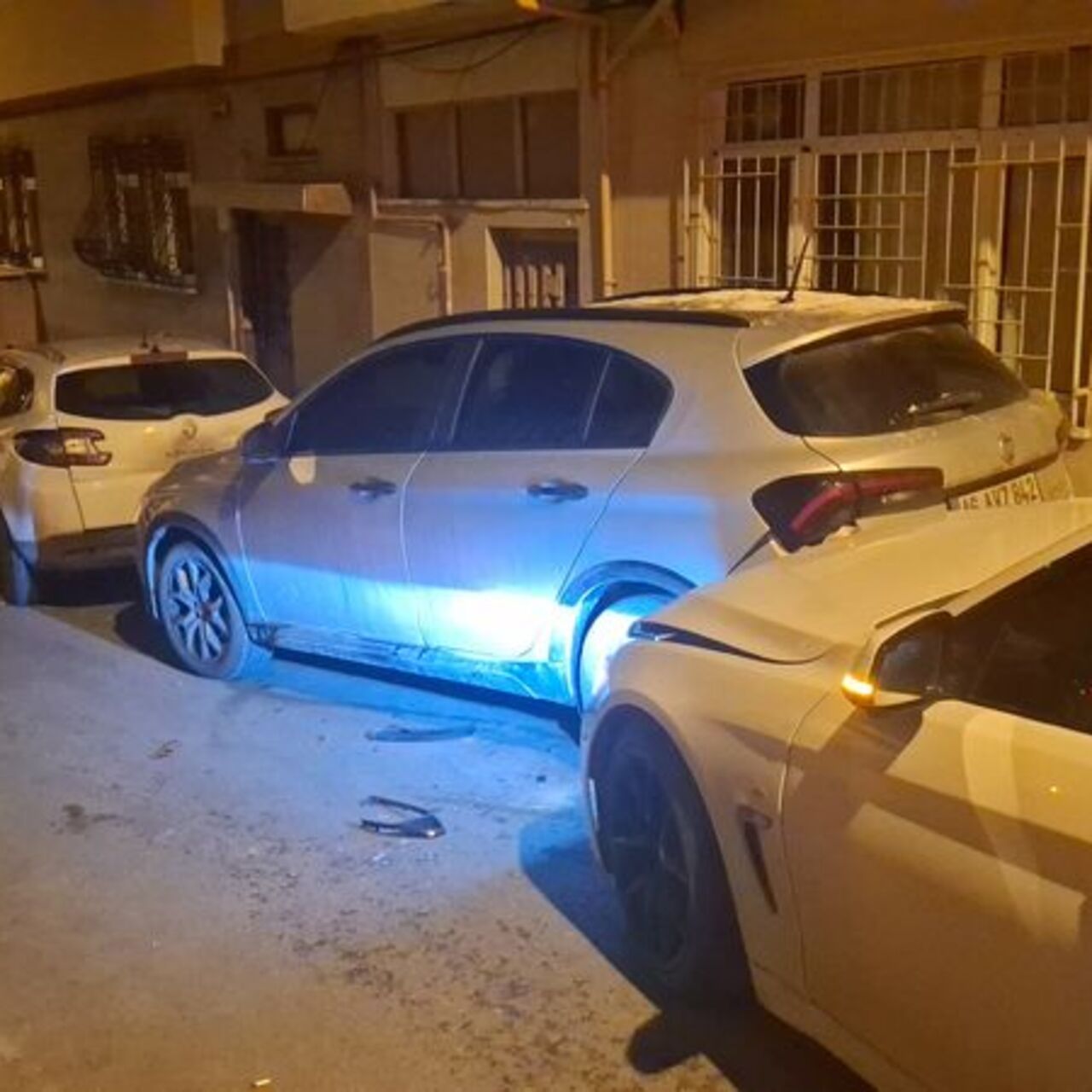 Ehliyetsiz ve alkollü sürücü, otomobillere çarptı