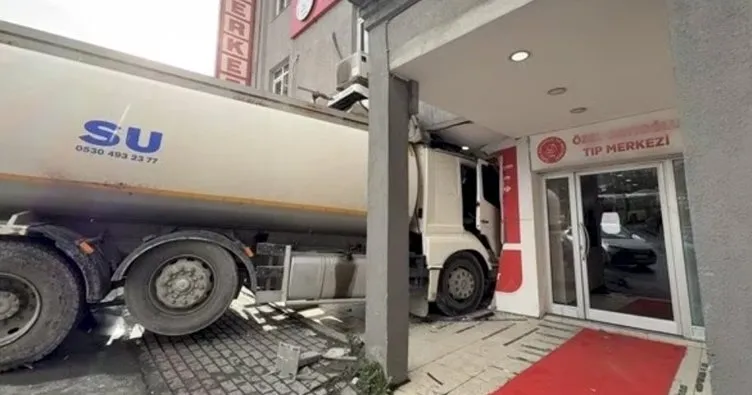 Hızını alamayan su tankeri tıp merkezine daldı