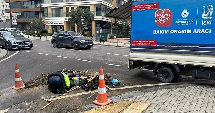Kadıköy’de su borusu bomba gibi patladı! Su metrelerce yükseğe ulaştı!