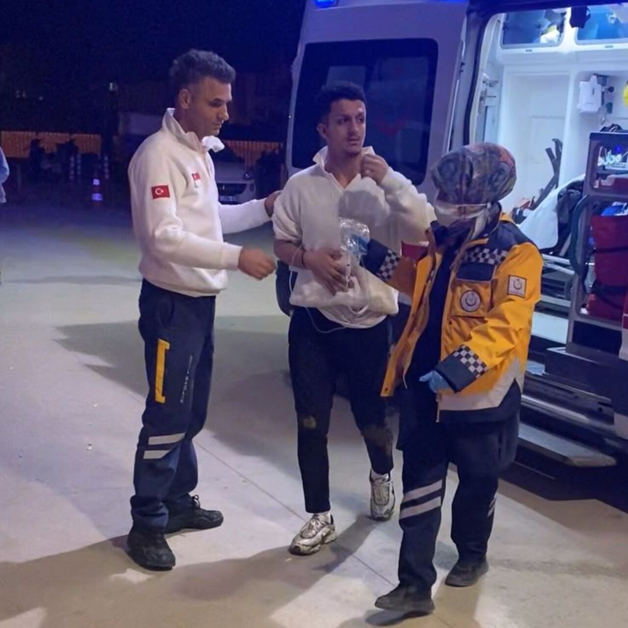 Kavgayı ayırmak isterken bıçaklandı