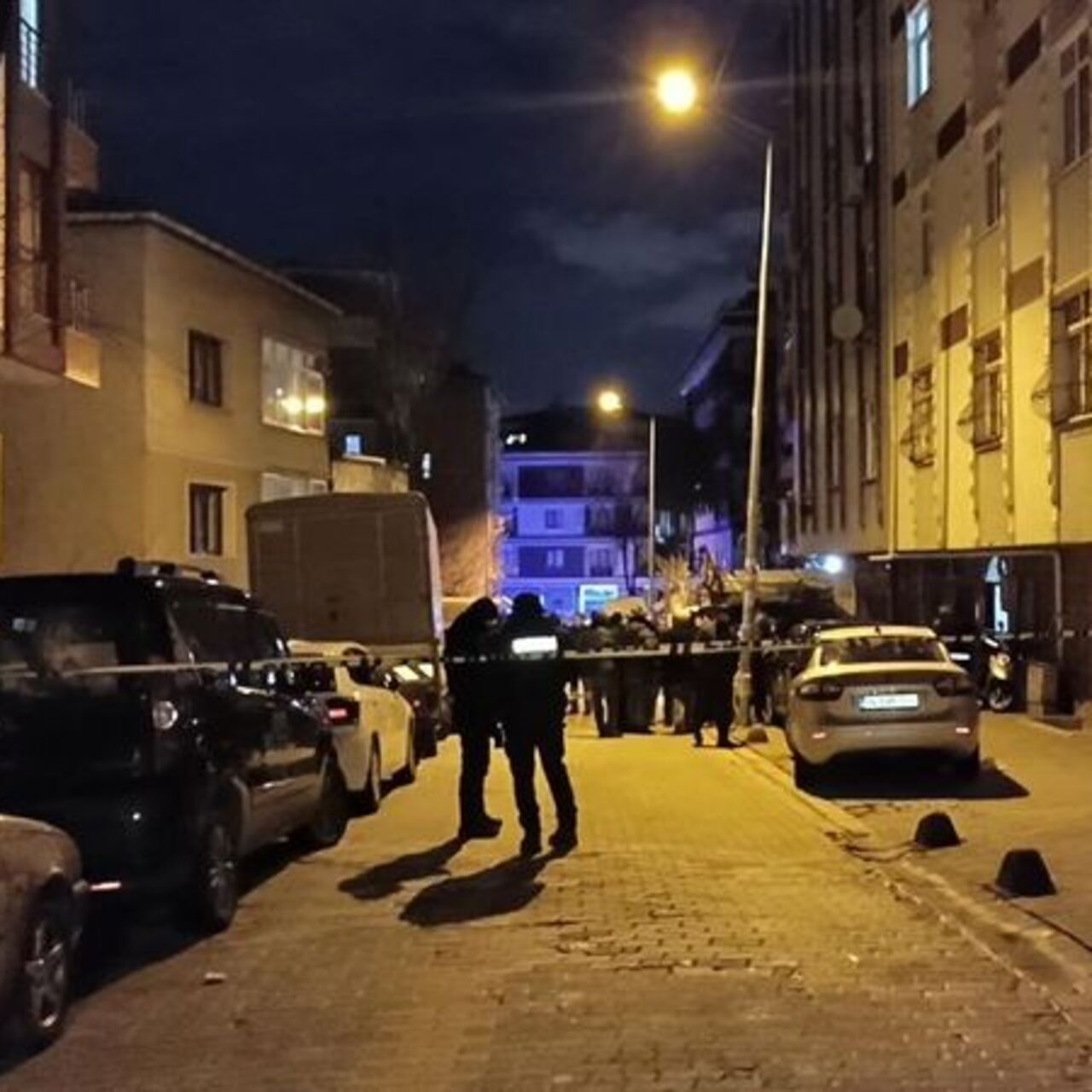 Küçükçekmece’de 7 katlı binada çatlama şüphesi