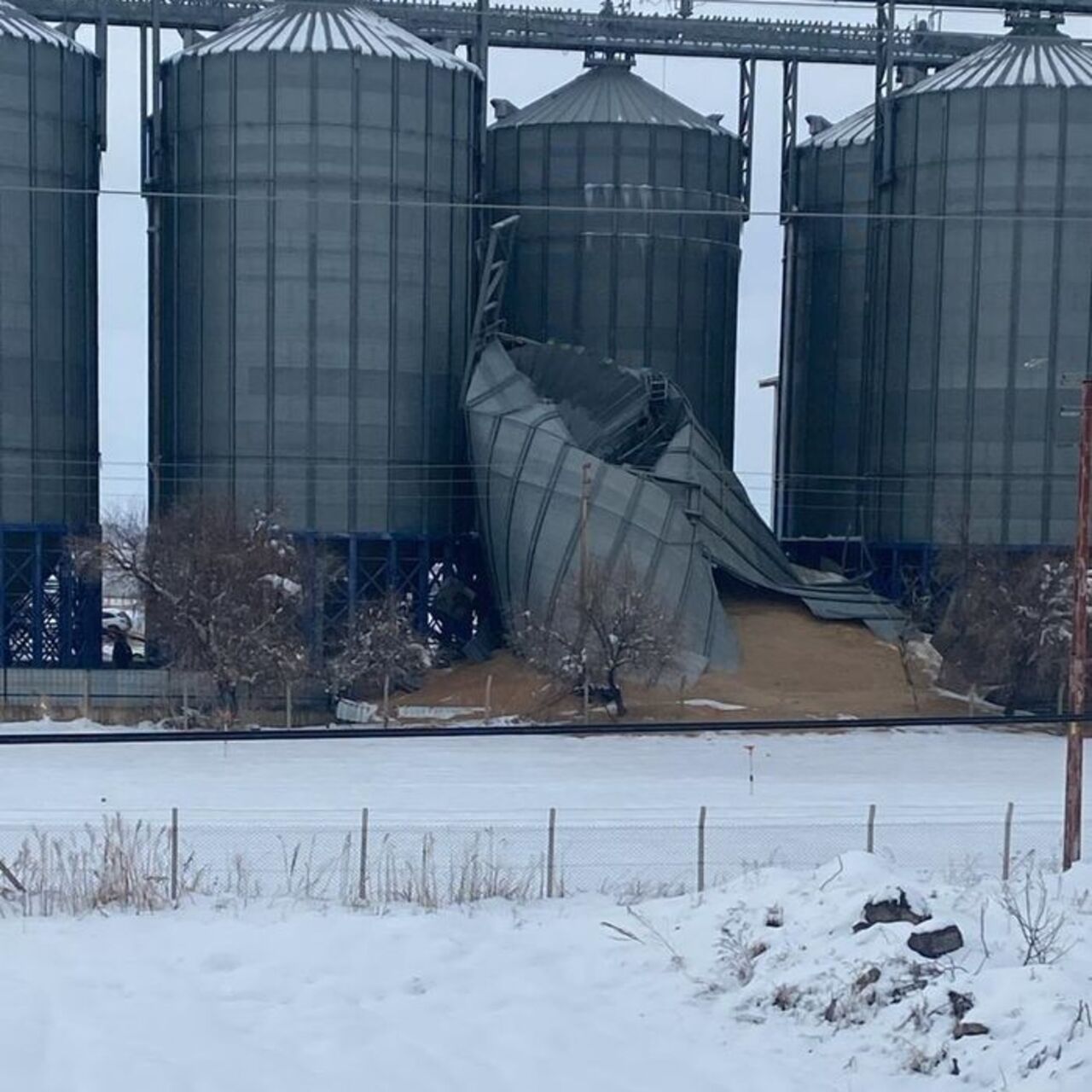 Silo çöktü, tonlarca buğday yere döküldü