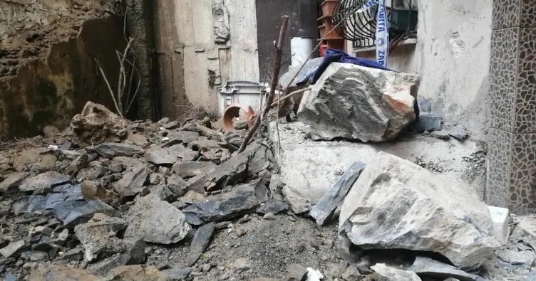 Yamaçtan kopan kaya parçaları bina önüne düştü