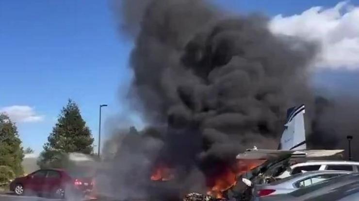 ABD’de bir uçak kazası daha: Kapısı açık havalanan küçük uçak otoparka çakıldı