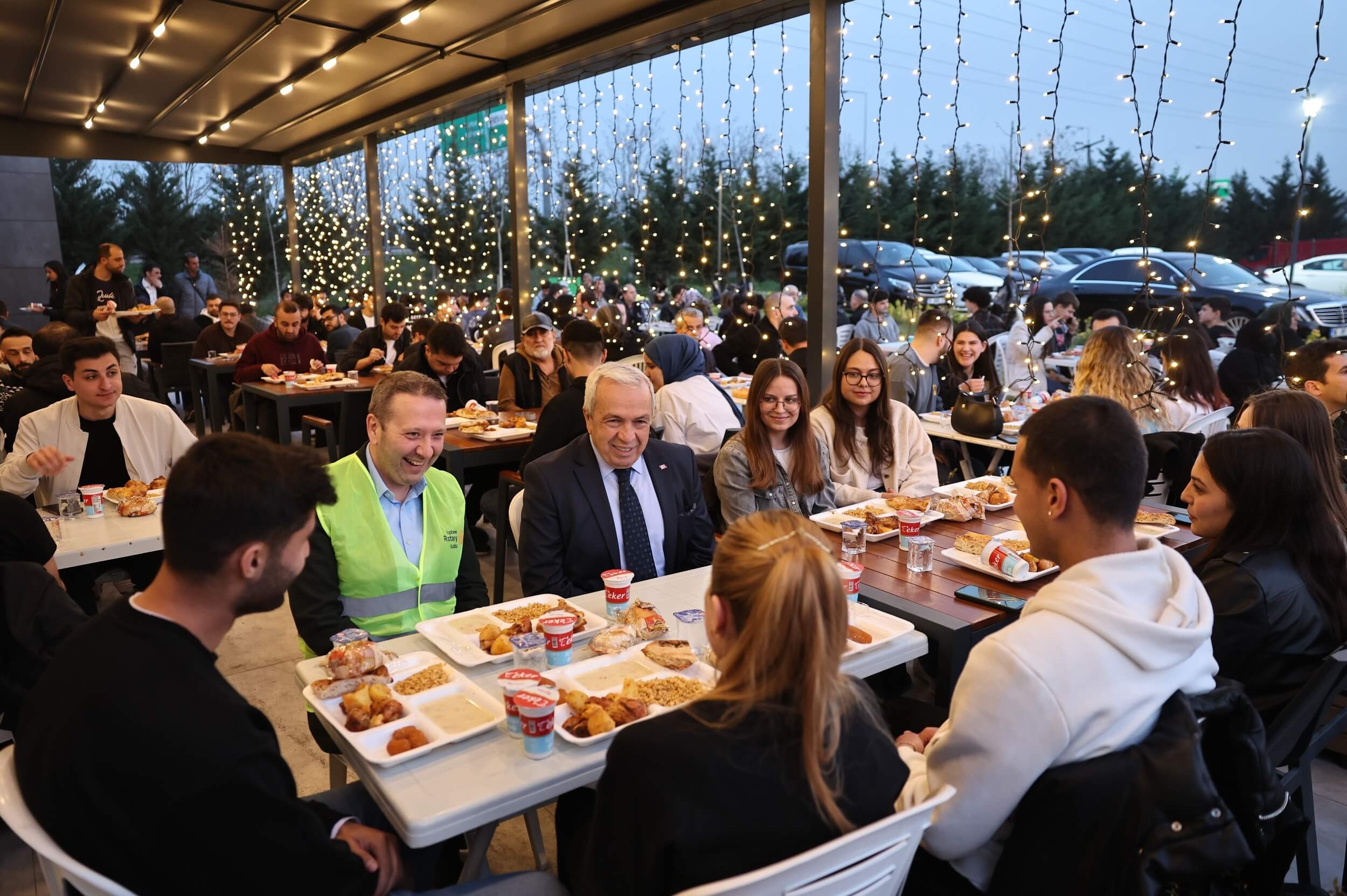 Başkan Şadi Özdemir gençlerle iftarda buluştu