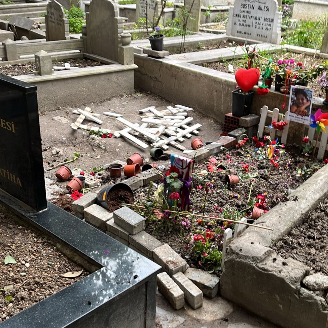 Duruşma günü mezara saldırı düzenlendi!