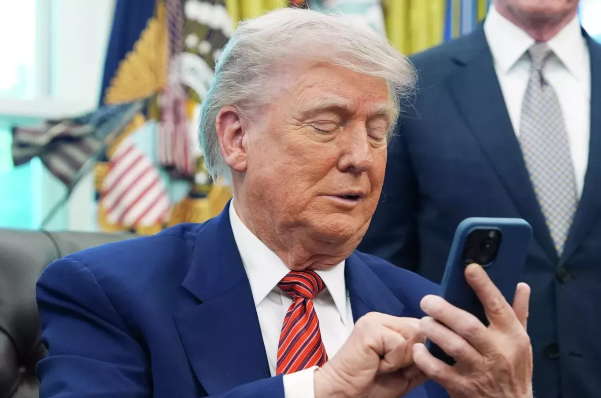 ‘Trump, güvenlik tehditlerine rağmen kişisel akıllı telefonuyla iletişim kuruyor’