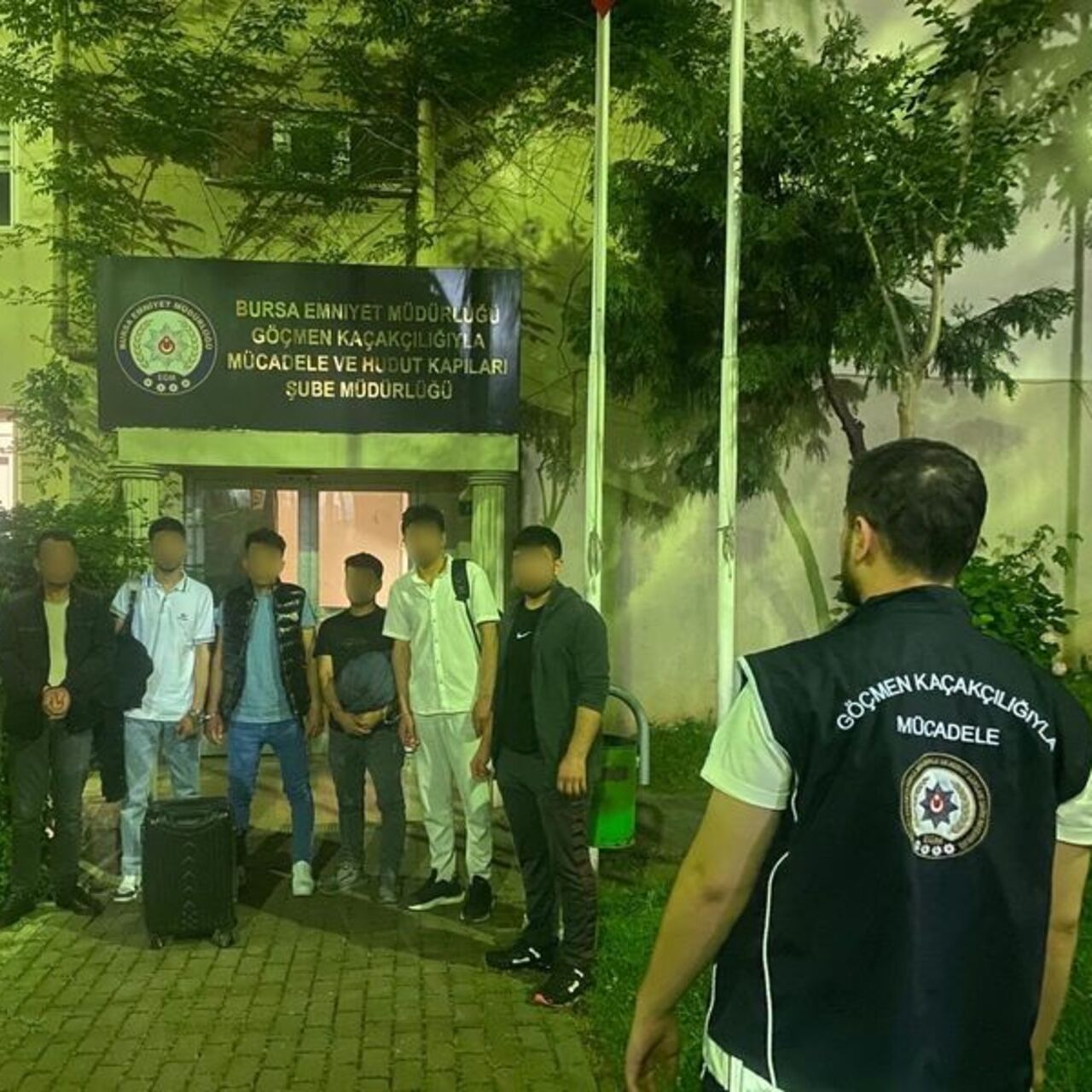 32 kaçakçı ve 572 göçmen yakalandı