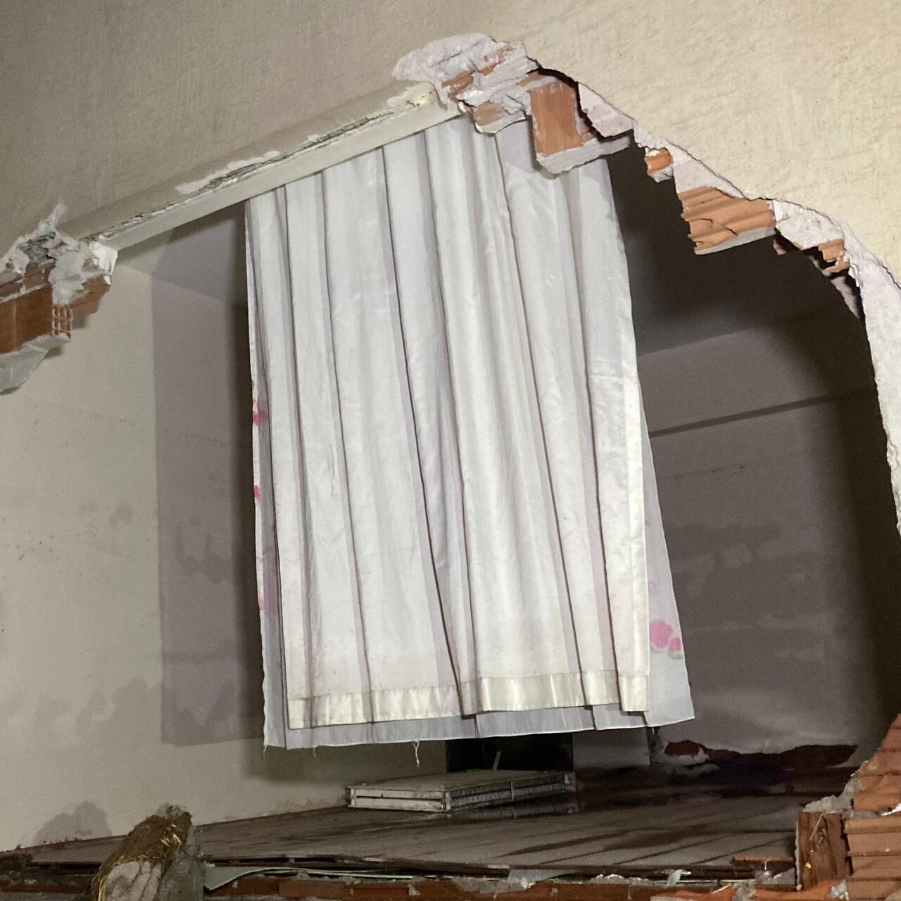 Ankara’yı sel vurdu! Bir evin duvarı yıkıldı