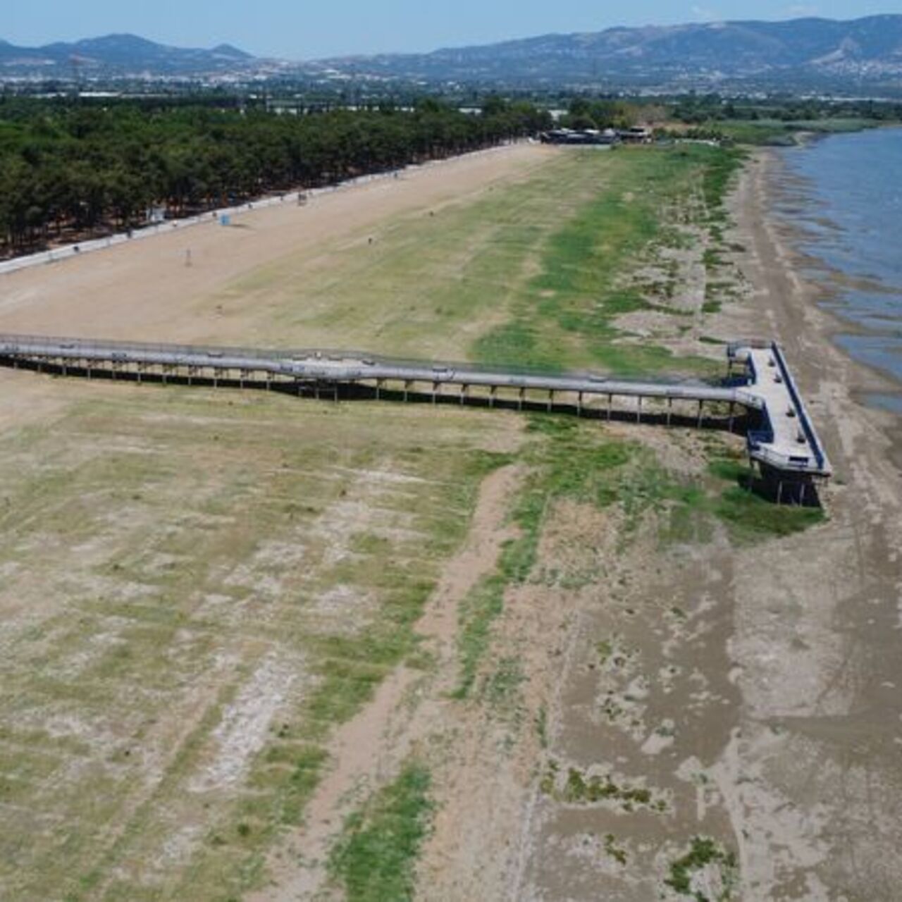 İznik Gölü’nde iskele karada kaldı!