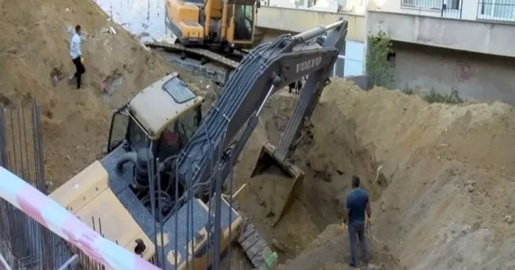 Kepçe toprak kayması sonucu kazdığı temele düştü