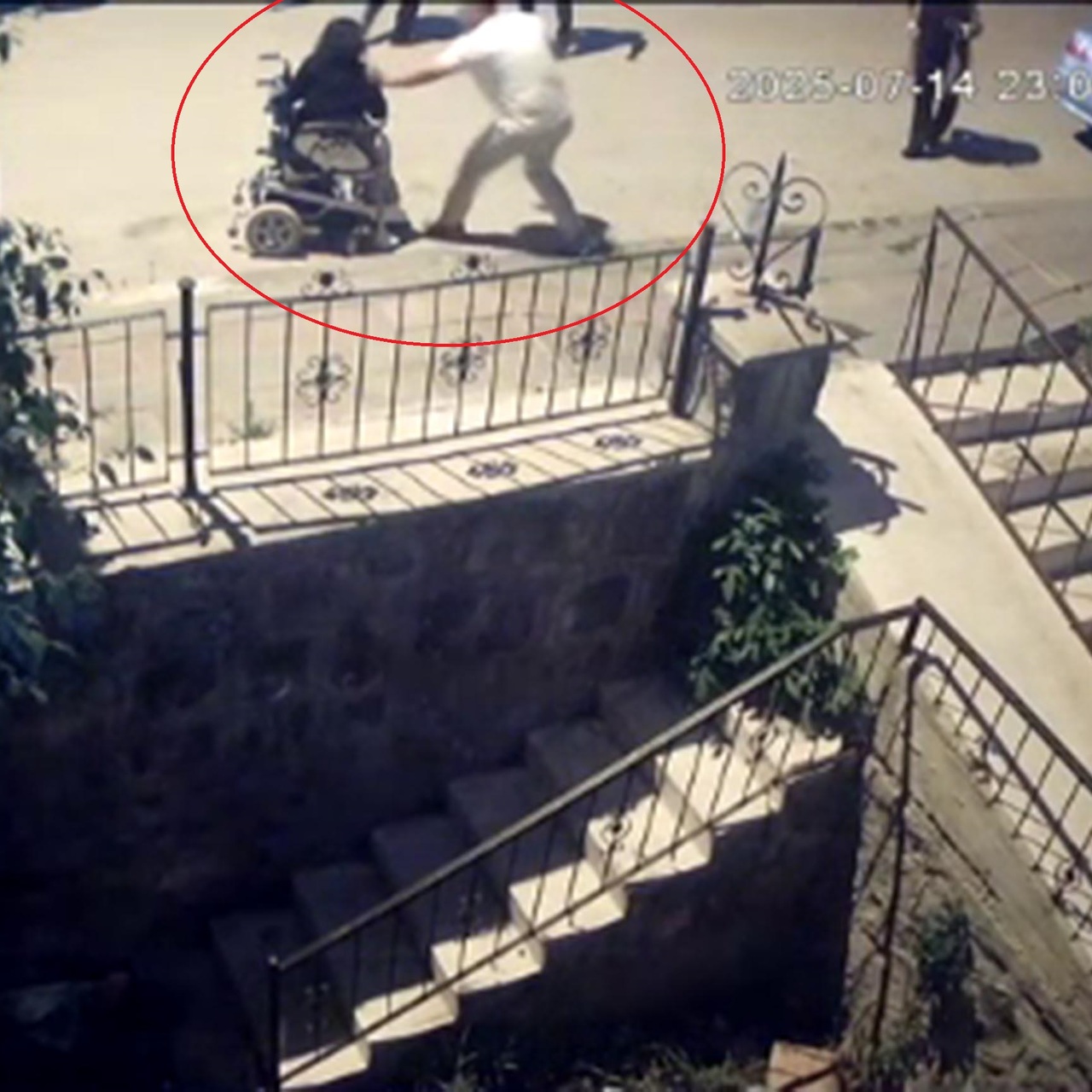 Tekerlekli sandalyedeki kadına şiddet!