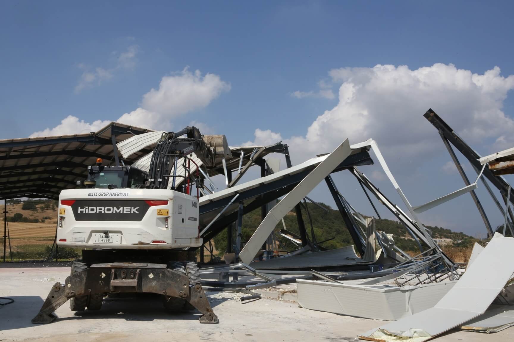 Yolçatı Mahallesi’nde kaçak iş yeri yıkıldı
