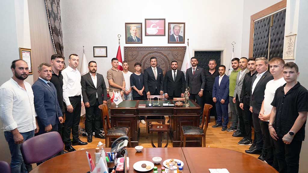 BAŞKAN ERCAN ÖZEL ÜLKÜCÜ GENÇLİKLE OMUZ OMUZA