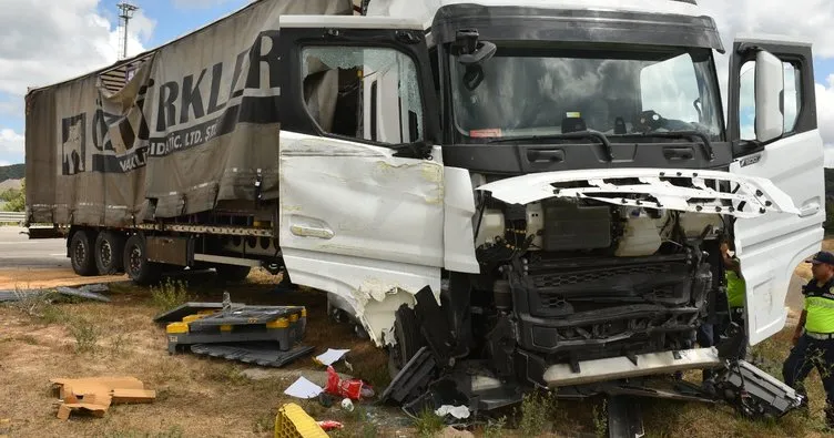 Çekmeköy’de TIR jandarma aracını biçti: 5 yaralı